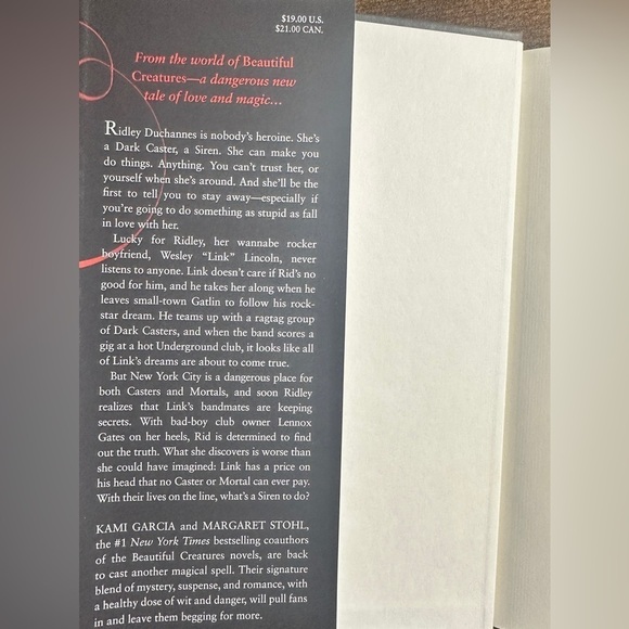 ✨ Dangerous Creatures by Kami Garcia & Margaret Stohl ✨ - Picture 2 of 3